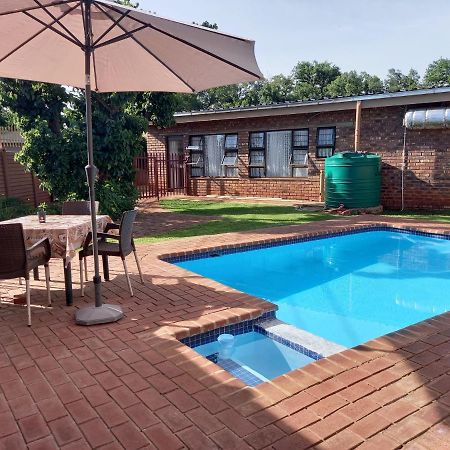White Rose Guest House Vanderbijlpark Ngoại thất bức ảnh